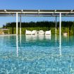 La zona relax a bordo piscina con poltroncine - Villa Helios