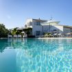 Spettacolare dettaglio della piscina con i lettini - Villa Helios