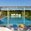 La doppia zona relax a bordo piscina per aperitivi - Villa Helios
