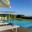 La piscina, i lettini e la zona relax coperta - Villa Helios