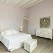 Camera con letto matrimoniale classico bianco - Villa Helios
