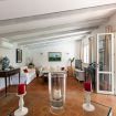 Salottino/soggiorno con tavolo in vetro e tv lcd - Villa Mito
