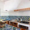 Seconda cucina con angolo cottura e maioliche - Villa Mito