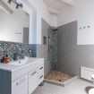 Bagno privato in camera dotato di doccia aperta - Villa Mito