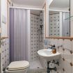 Piccolo bagno con sanitari e zona doccia protetta - Villa Mito