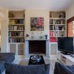 La zona soggiorno con divano, tv e camino - Villa Castelforte