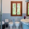 I sanitati in porcellana del pratico bagno - Villa Castelforte