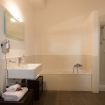 Lavabo con comoda vasca per bagno e phono - Villa Castelforte