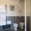 Lavabo con comoda doccia accessoriata - Villa Castelforte