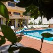 Scorcio della piscina privata con lettini - Villa Castelforte