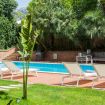 Una piscina attrezzata circondata dal verde - Villa Castelverde