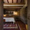 Camera da letto con pareti in pietra - Casa Terre di Mezzo