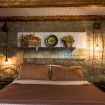 Magnifica camera da letto pareti in pietra  - Casa Terre di Mezzo