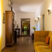Corridoio con divano e mobili antichi restaurati - Fattoria Gorgo