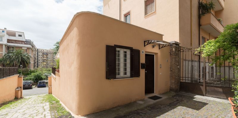 Piramide Apartment with Private Garden - iFlat