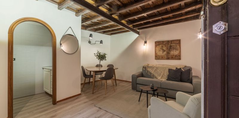 Campo de' Fiori Stylish Apartment - iFlat