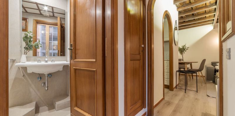Campo de' Fiori Stylish Apartment - iFlat