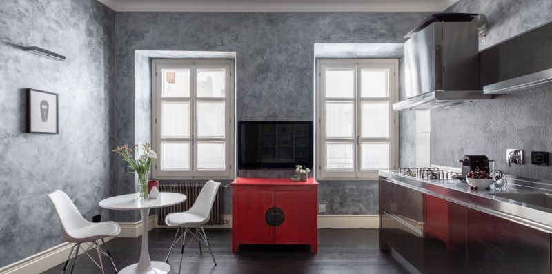 A Sparkle of Red in Trastevere - iFlat