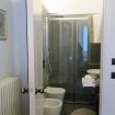 Il pratico e piccolo bagno con doccia in vetro - VeronaJourneys