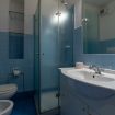 Pratico bagno di color blu mare e zona doccia - VeronaJourneys