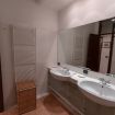 Terzo bagno con doppio lavabo e ampio specchio - VeronaJourneys