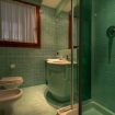 Secondo bagno in marmo color verde con doccia - VeronaJourneys