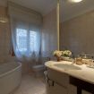 Elegante bagno in marmo e vasca idromassaggio - VeronaJourneys