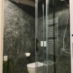 Box doccia in marmo nero e vetro trasparente - VeronaJourneys