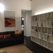 Spazioso soggiorno con divano e libreria - VeronaJourneys