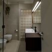 Ampio bagno in stile moderno con box doccia - VeronaJourneys