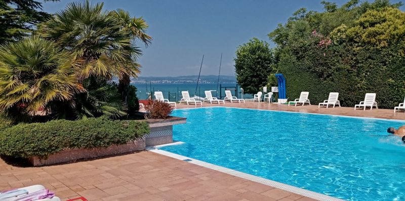 HOLIDAY SIRMIONE B8 Apartment - con piscina fronte lago  e parcheggio interno - Vivere il Garda