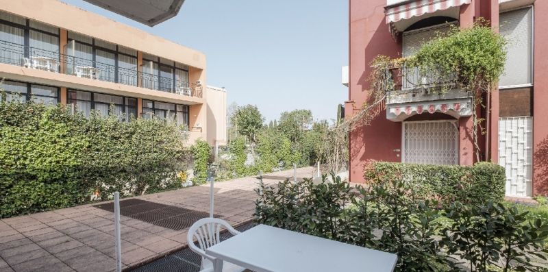 HOLIDAY SIRMIONE B8 Apartment - con piscina fronte lago e parcheggio interno - Vivere il Garda