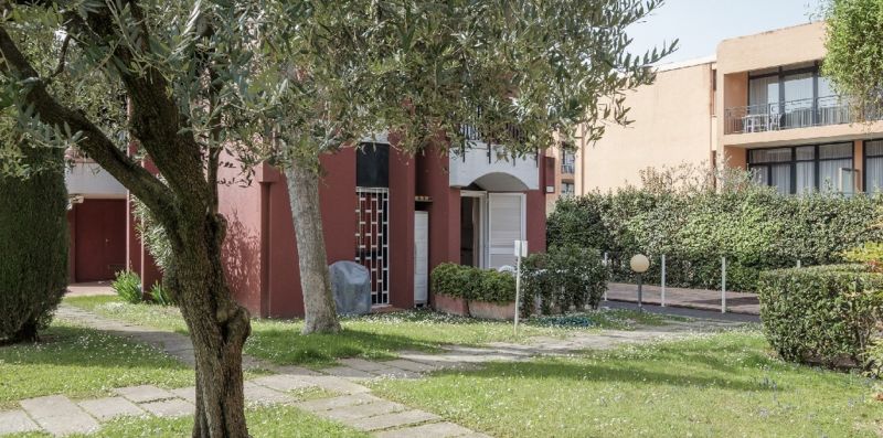 HOLIDAY SIRMIONE B8 Apartment - con piscina fronte lago e parcheggio interno - Vivere il Garda