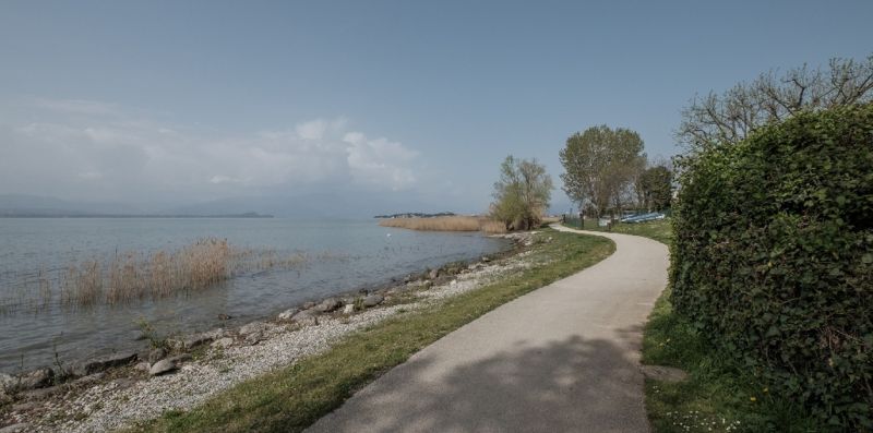 HOLIDAY SIRMIONE B8 Apartment - con piscina fronte lago e parcheggio interno - Vivere il Garda
