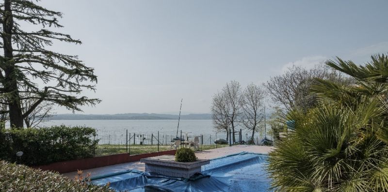 HOLIDAY SIRMIONE B8 Apartment - con piscina fronte lago  e parcheggio interno - Vivere il Garda