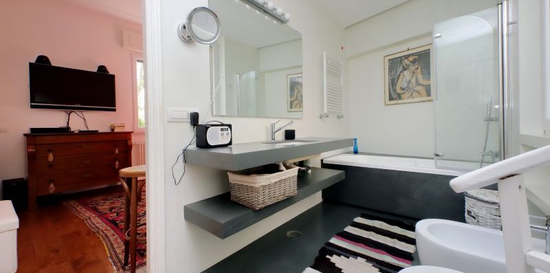 Tebaldi - Appartamento ampio e luminoso per 6 sul Lungotevere - Weekey Rentals