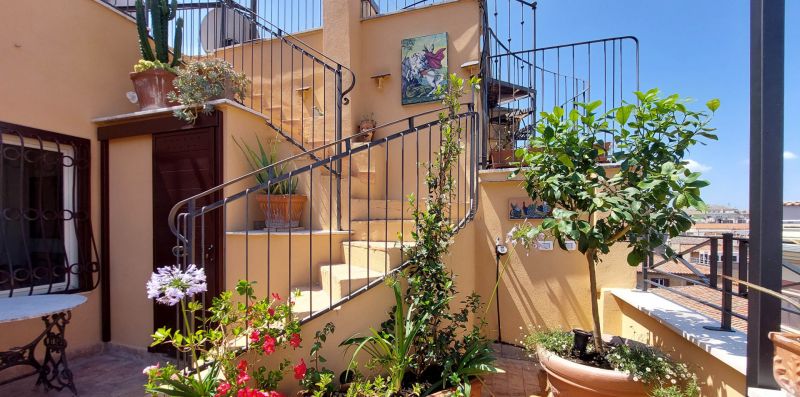 Anita - Caratteristico appartamento per 4 con terrazza vicino al Colosseo - Weekey Rentals