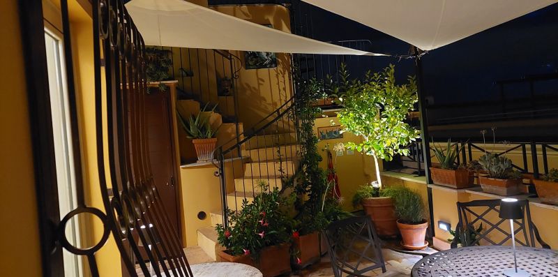 Anita - Caratteristico appartamento per 4 con terrazza vicino al Colosseo - Weekey Rentals